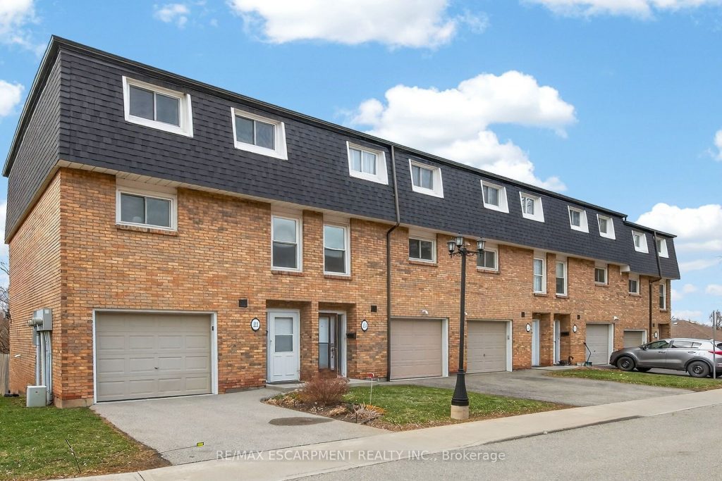 3-bedroom condo townhouse for sale in Hamilton — 23 Rosedale Court (Photo 1)