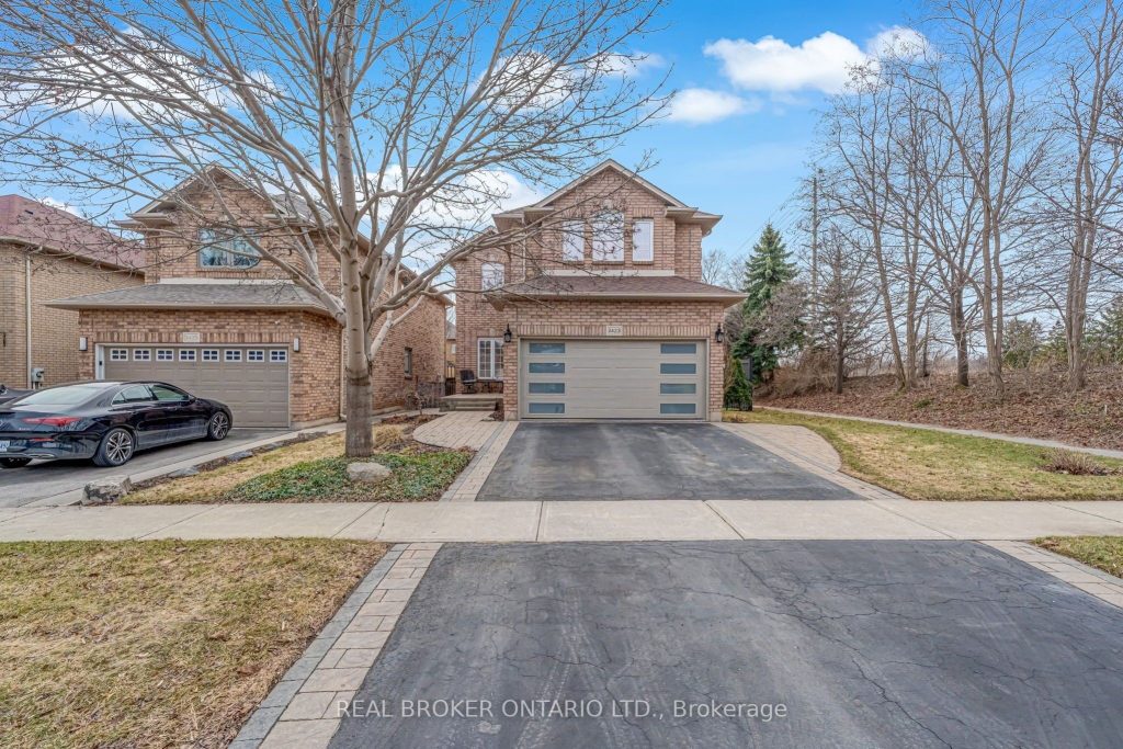 4-bedroom detached home for sale in Halton — 2423 Valley Heights Crescent (Photo 1)