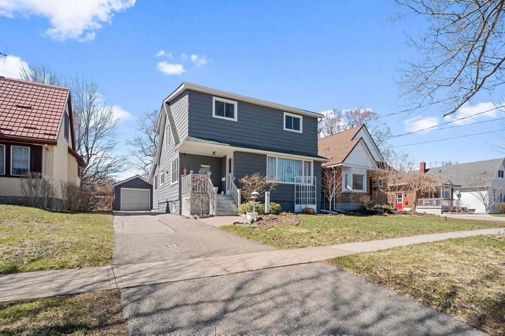 4-bedroom detached home for sale in Niagara — 244 North Street (Photo 1)