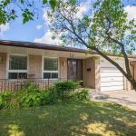 4-bedroom detached home for sale in Hamilton — 257 Queensdale Avenue E (Photo 5)