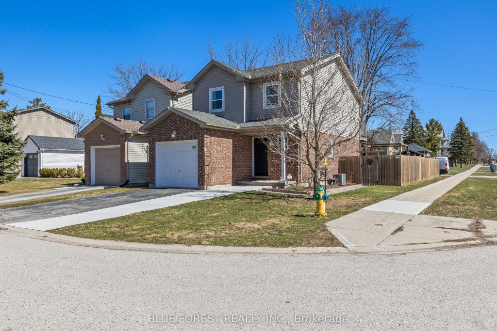 3-bedroom detached home for sale in Middlesex — 260 Oak Street (Photo 1)