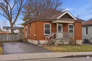 2-bedroom detached home for sale in Brantford — 269 Grey Street