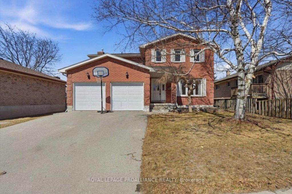 4-bedroom detached home for sale in Hastings — 276 College Street W (Photo 1)