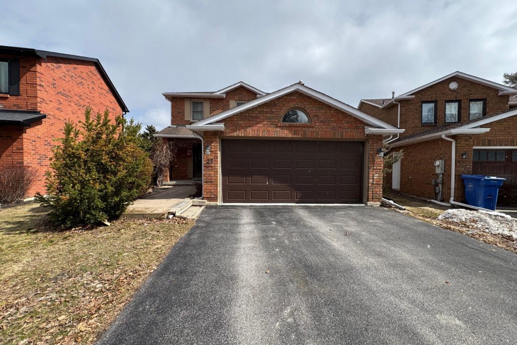 4-bedroom detached home for sale in York — 27 Dawson Crescent (Photo 1)