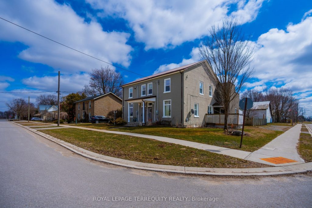6-bedroom duplex home for sale in Calgary — 28 Railway Street (Photo 1)