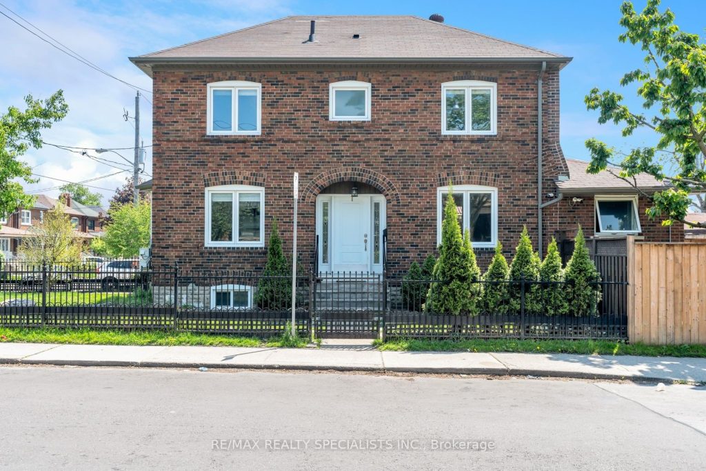 3-bedroom detached home for sale in Toronto — 290 Westmount Avenue (Photo 1)