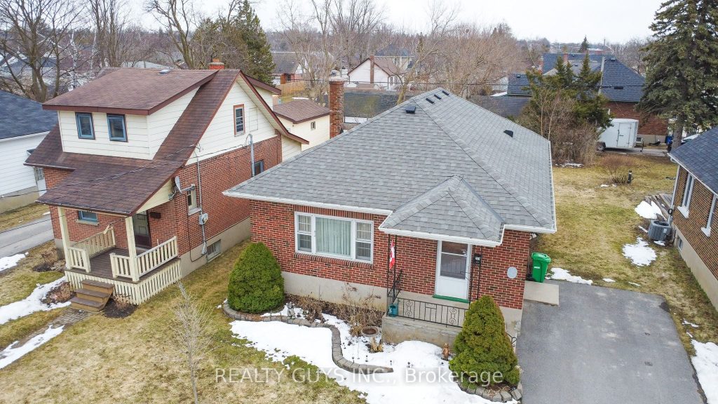 2-bedroom detached home for sale in Peterborough — 297 King George Street (Photo 1)