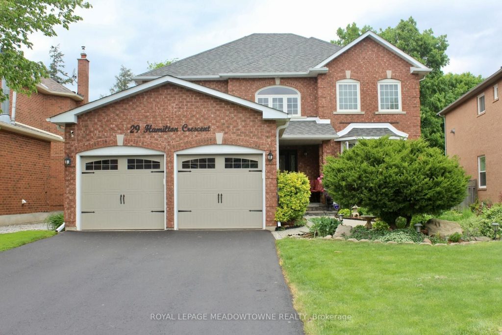 4-bedroom detached home for sale in Halton — 29 Hamilton Crescent (Photo 1)