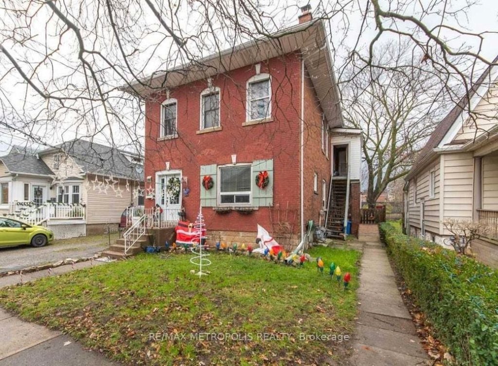 3-bedroom triplex home for rent in London South — 2 - 22 Haynes Avenue (Photo 1)