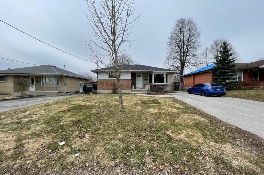2-bedroom detached home for rent in Oshawa — 2 - 81 Parkway Crescent (Photo 1)