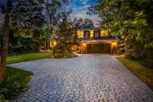 5-bedroom detached home for sale in Halton — 3021 Lakeshore Road