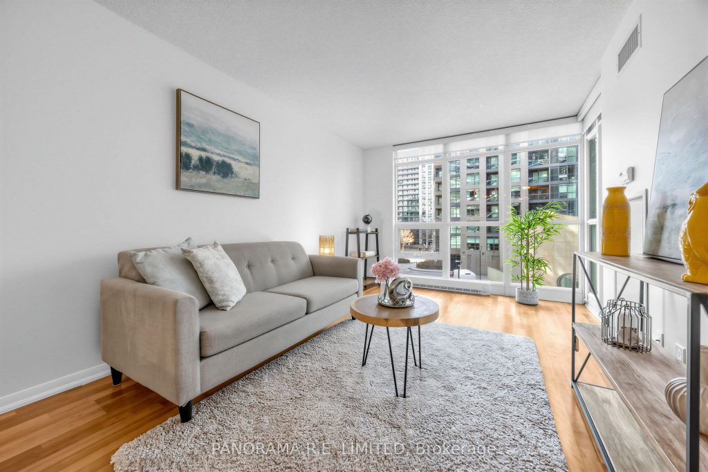 1-bedroom condo apartment for sale in Toronto — 306 - 231 Fort York Boulevard (Photo 1)