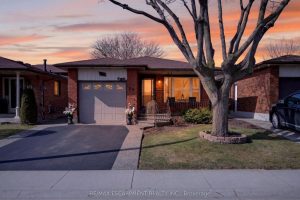 3-bedroom detached home for sale in Hamilton — 30 Basin Crescent