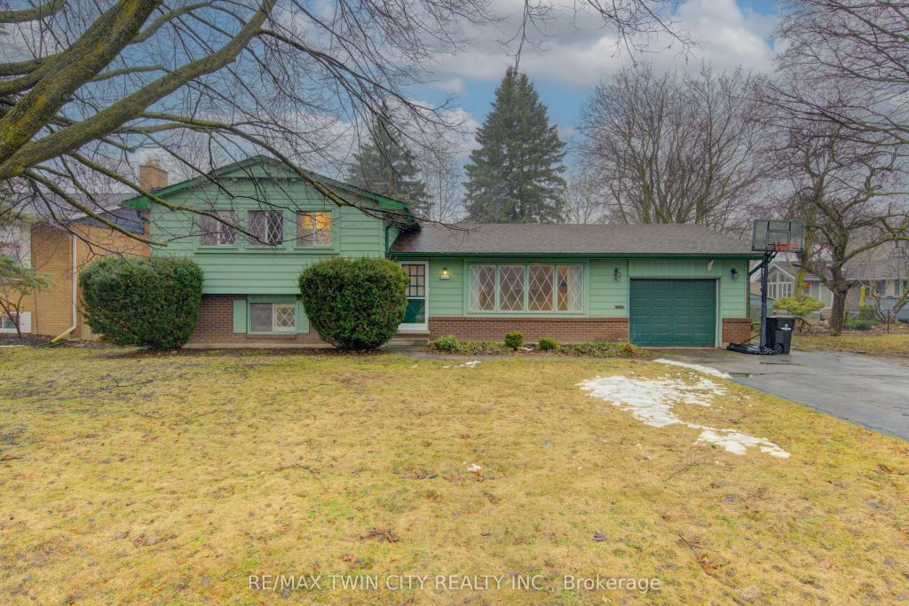 3-bedroom detached home for sale in Waterloo — 313 Braemore Avenue (Photo 1)