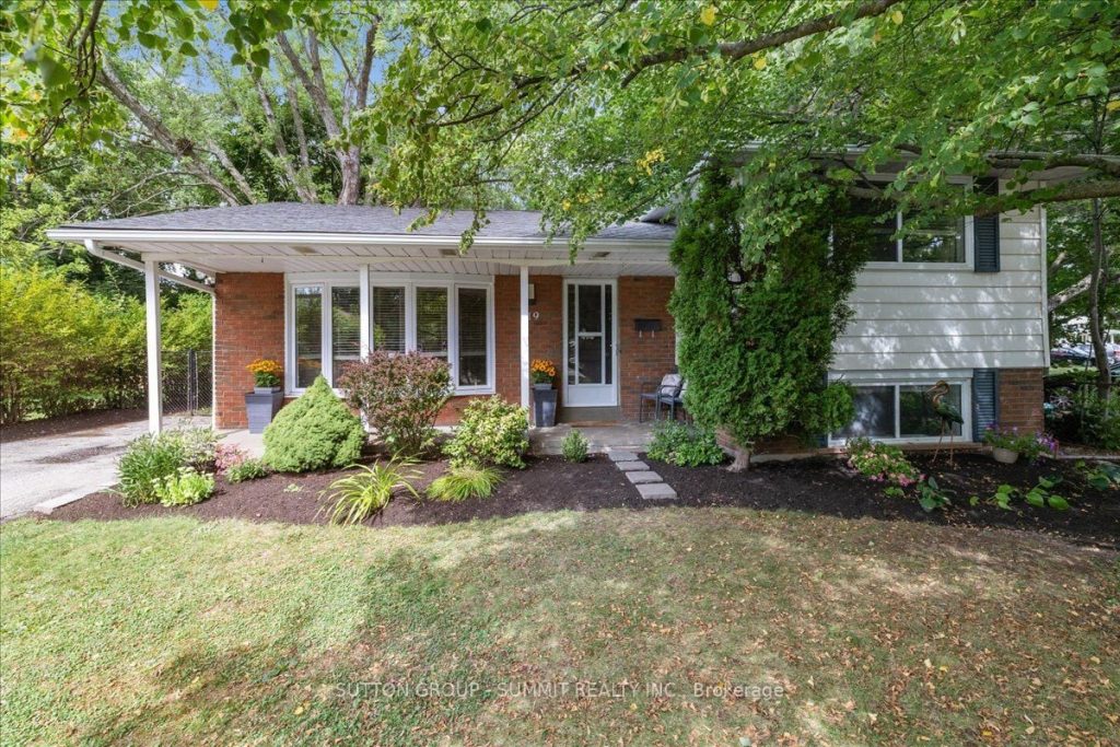 3-bedroom detached home for sale in Halton — 319 Erindale Drive (Photo 1)