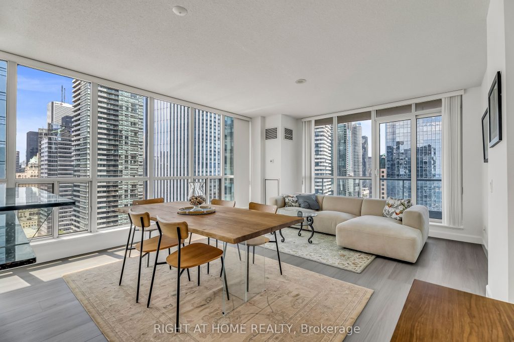 2-bedroom condo apartment for sale in Toronto — 3202 - 8 York Street (Photo 1)