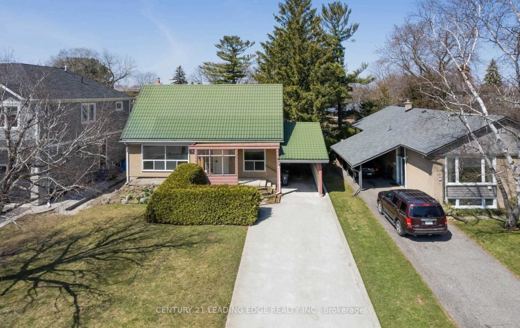 3-bedroom detached home for sale in Toronto — 32 Broadleaf Road (Photo 1)
