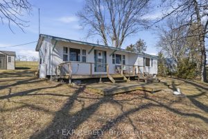 2-bedroom detached home for sale in Lennox & Addington — 32 Quinte View Road