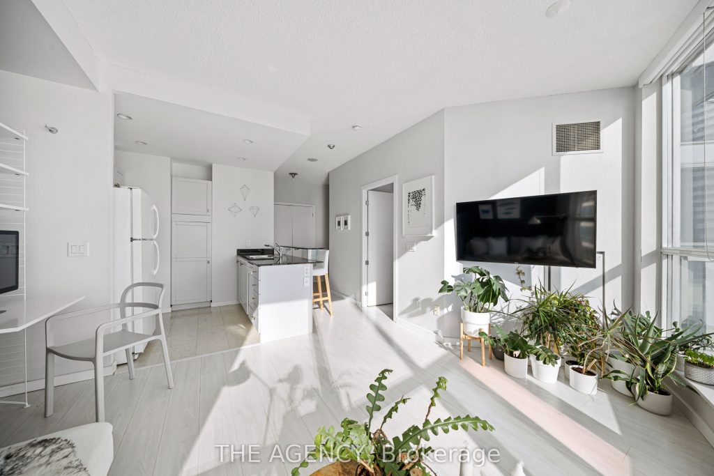 1-bedroom condo apartment for sale in Toronto — 3313 - 208 Queens Quay W (Photo 1)