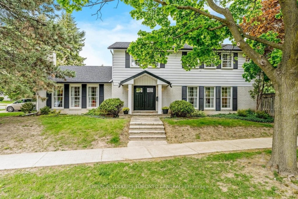 4-bedroom detached home for sale in Toronto — 33 Avonwick Gate (Photo 1)