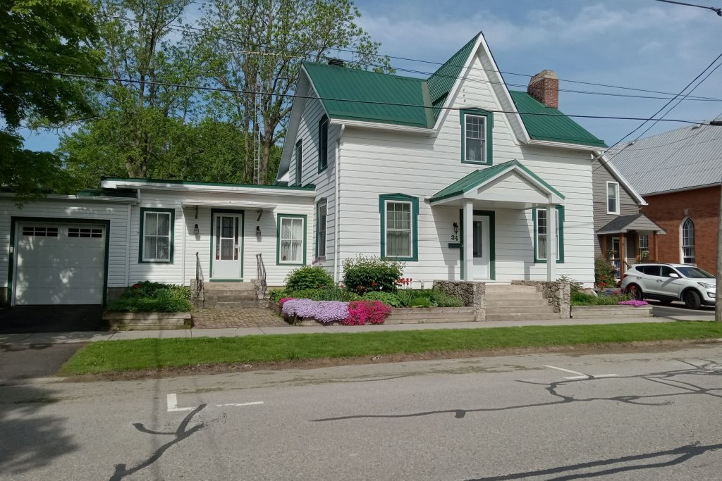 11-bedroom detached home for sale in Port Colborne — 34 Church Street (Photo 1)