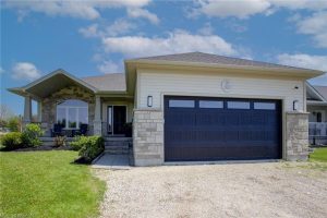 5-bedroom single family residence home for sale in Minto — 37 Lorne Street W