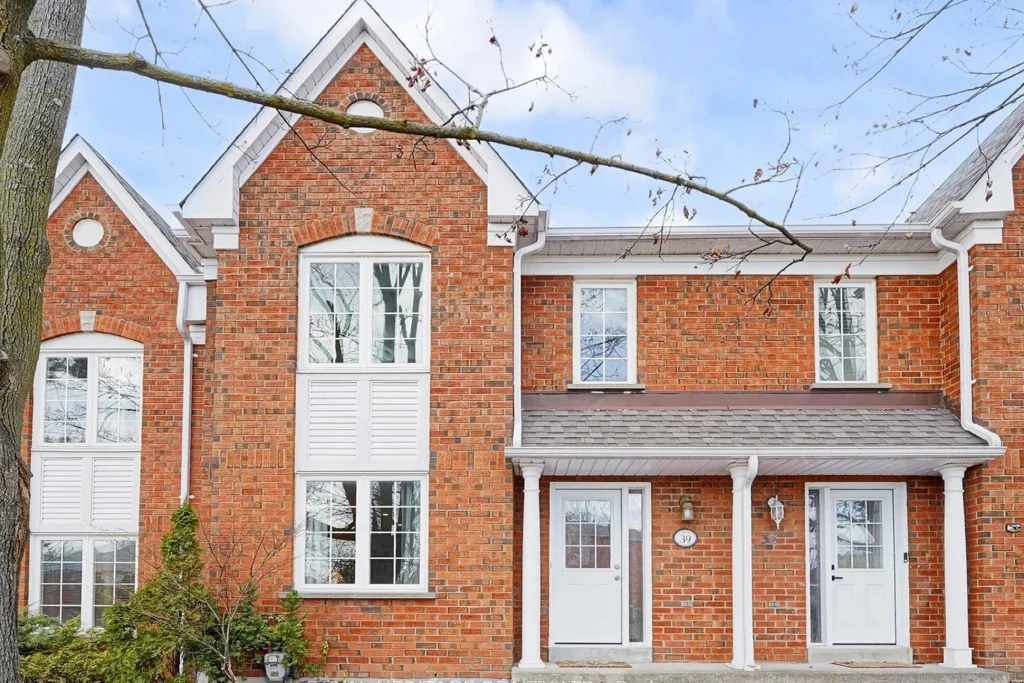 3-bedroom condo townhouse for rent in Durham — 39 - 10 Bassett Boulevard (Photo 1)