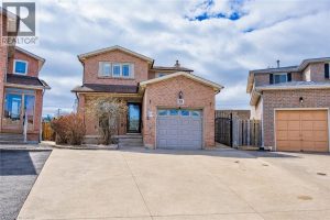 3-bedroom single family residence home for sale in Stoney Creek — 39 Regis Court