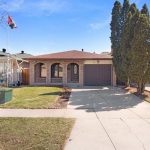 3-bedroom single family residence home for sale in Stoney Creek — 39 Regis Court (Photo 3)