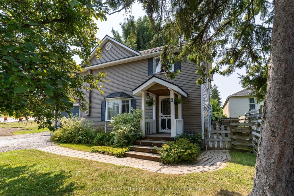 4-bedroom detached home for sale in Muskoka — 3 Cliff Avenue (Photo 1)