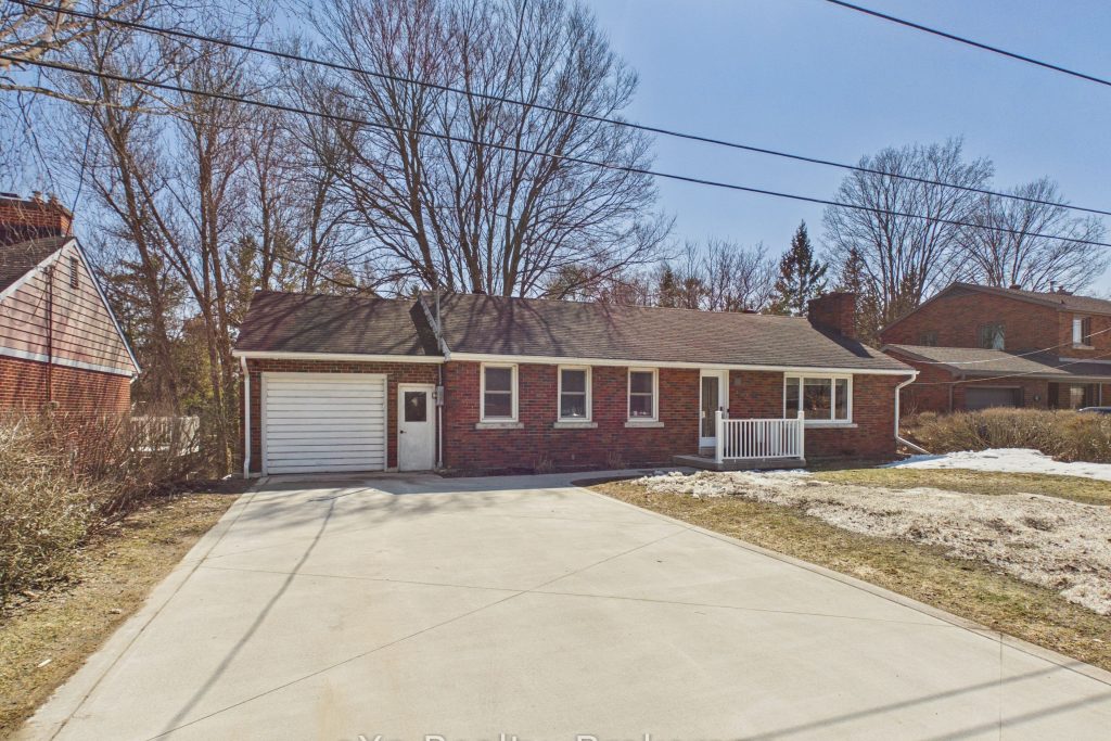 3-bedroom detached home for sale in Bruce — 40 Johnstone Boulevard (Photo 1)