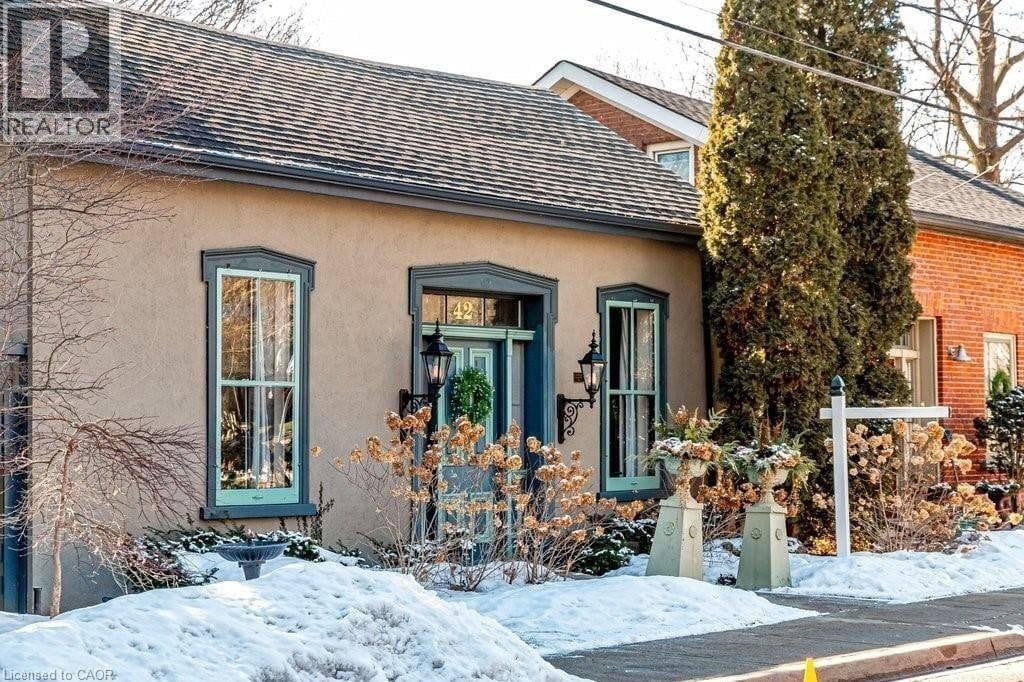 4-bedroom home for sale in Dundas — 42 Melville Street (Photo 1)