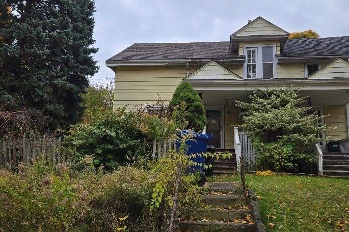 3-bedroom semi-detached home for sale in Niagara Falls — 4336 Elgin Street (Photo 1)