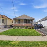 2-bedroom detached home for sale in Niagara — 4867 Sixth Avenue (Photo 1)
