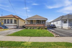 2-bedroom detached home for sale in Niagara — 4867 Sixth Avenue