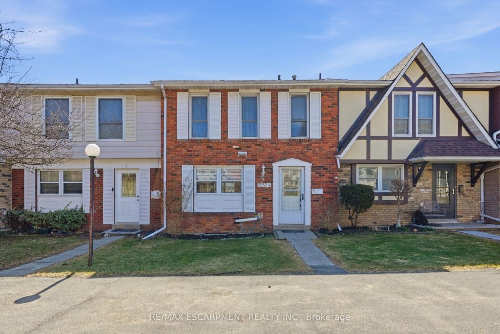 3-bedroom condo townhouse for sale in Halton — 4 - 2252 Upper Middle Road (Photo 1)