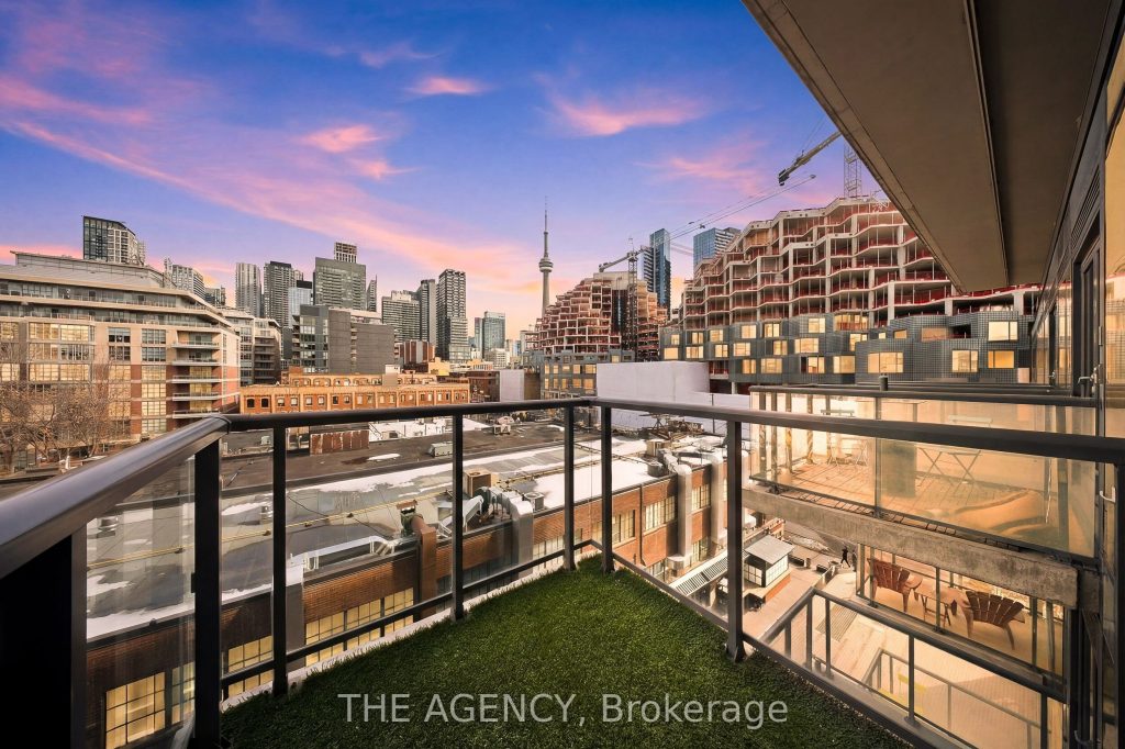 1-bedroom condo apartment for sale in Toronto — 508 - 560 King Street W (Photo 1)