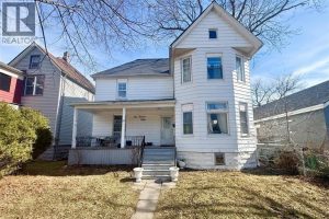 5-bedroom home for sale in Windsor — 516 Dougall Avenue