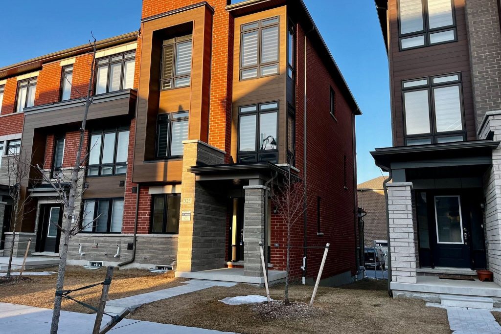 3-bedroom att/row/townhouse for rent in Ajax — 523 Danks Ridge Drive (Photo 1)