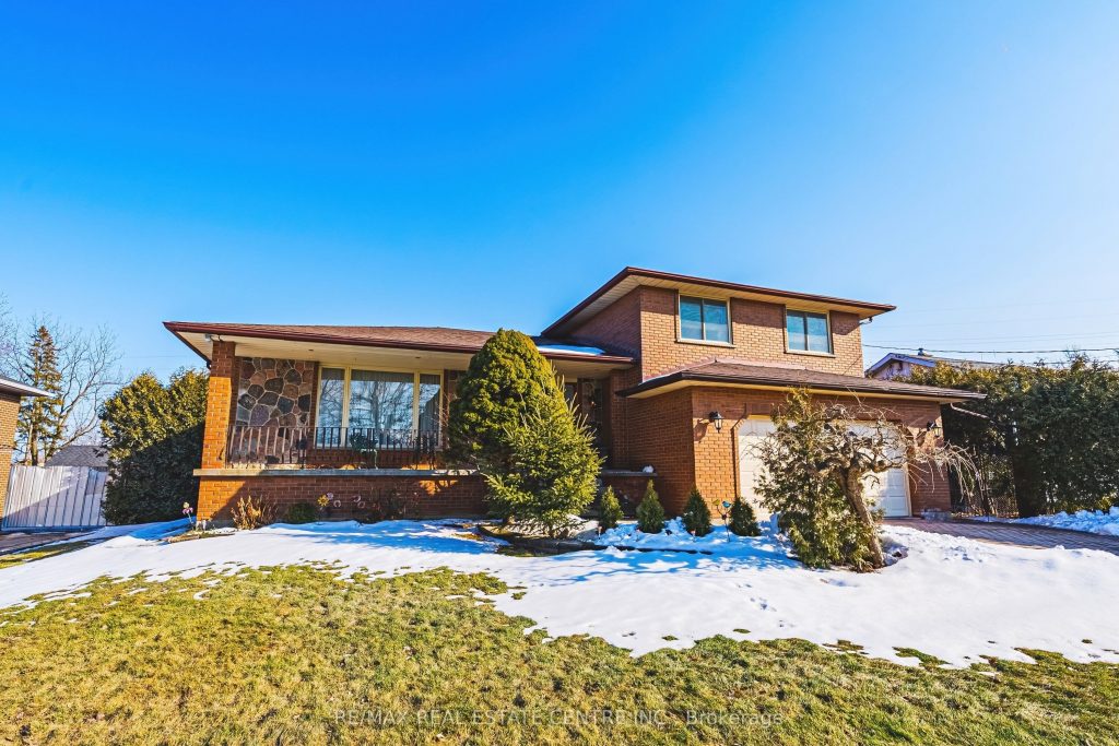 3-bedroom detached home for sale in Hamilton — 53 Glover Road (Photo 1)