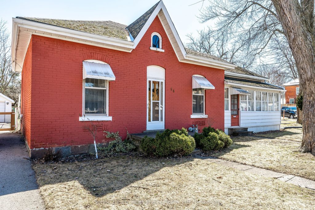 2-bedroom detached home for sale in Perth — 55 Dufferin Street (Photo 1)