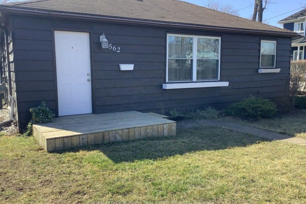 1-bedroom detached home for rent in Hamilton — 562 Beach Boulevard (Photo 1)