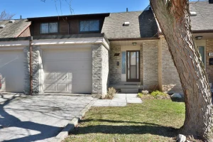 3-bedroom condo townhouse for sale in Burlington — 562 Forestwood Crescent