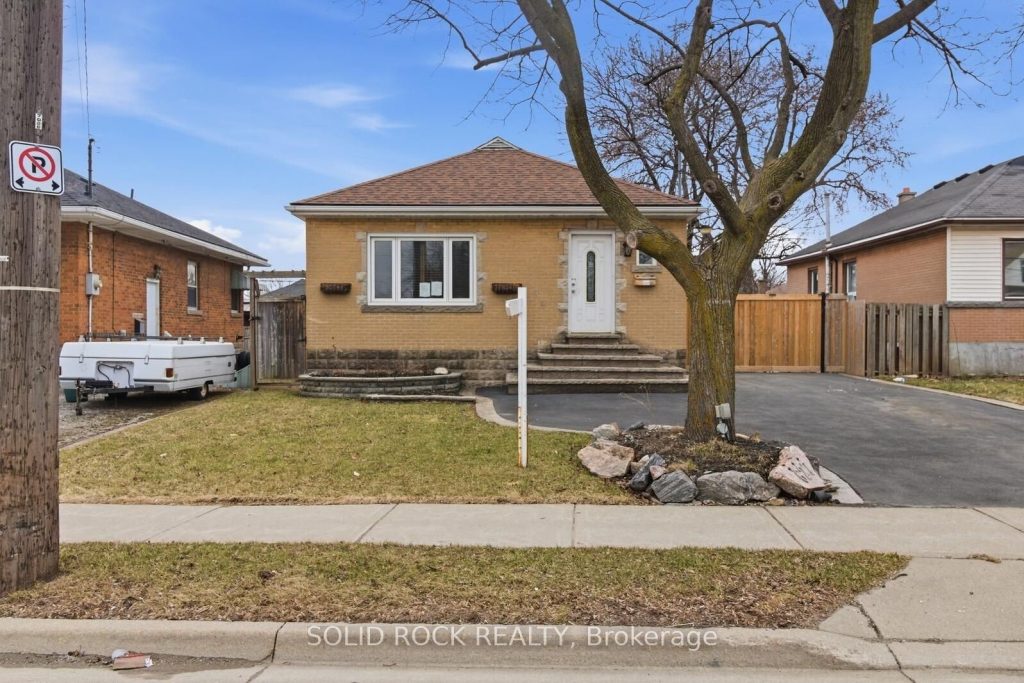 3-bedroom detached home for sale in Hamilton — 627 Upper Sherman Avenue (Photo 1)