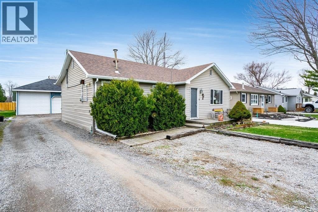 2-bedroom home for sale in Chatham-kent — 6 Standaert Road (Photo 1)