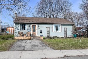2-bedroom home for sale in Hamilton — 703 Dunn Avenue