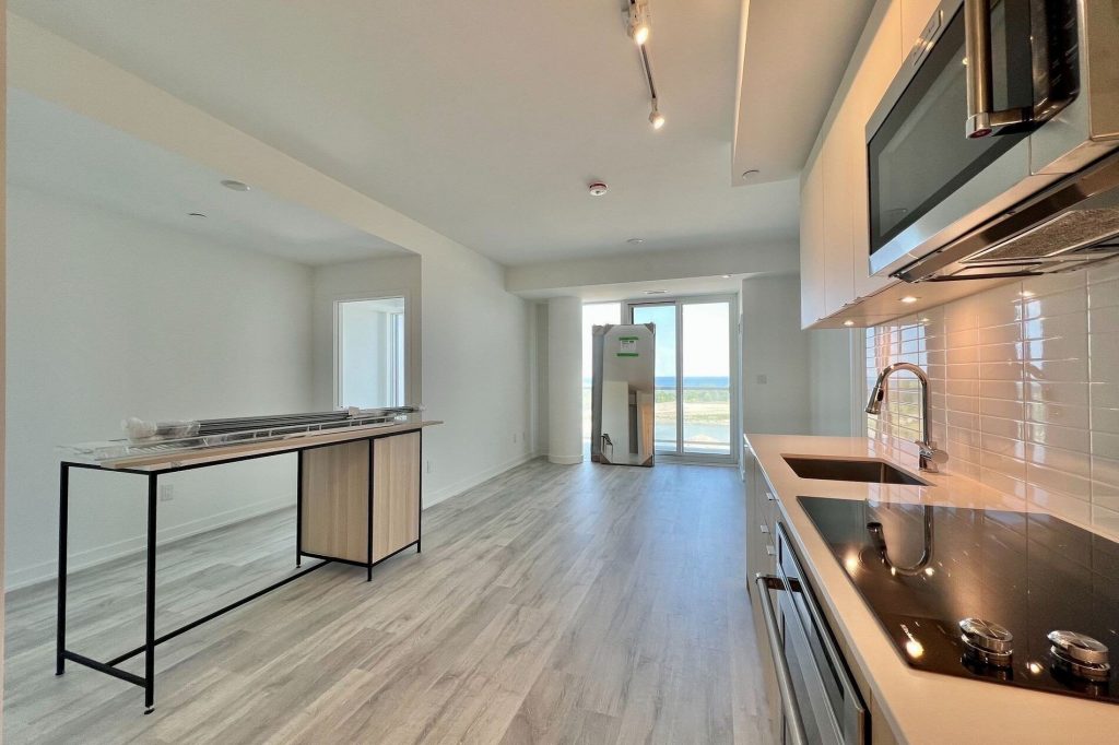 2-bedroom condo apartment for rent in Mississauga — 706 - 220 Missinnihe Way (Photo 1)