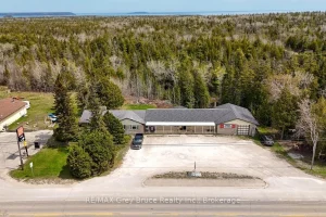 Studio store w apt/office home for sale in Bruce — 7382 Highway 6 Highway