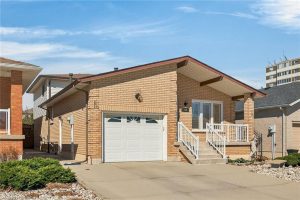 3-bedroom home for sale in Hamilton — 738 Upper Kenilworth Avenue