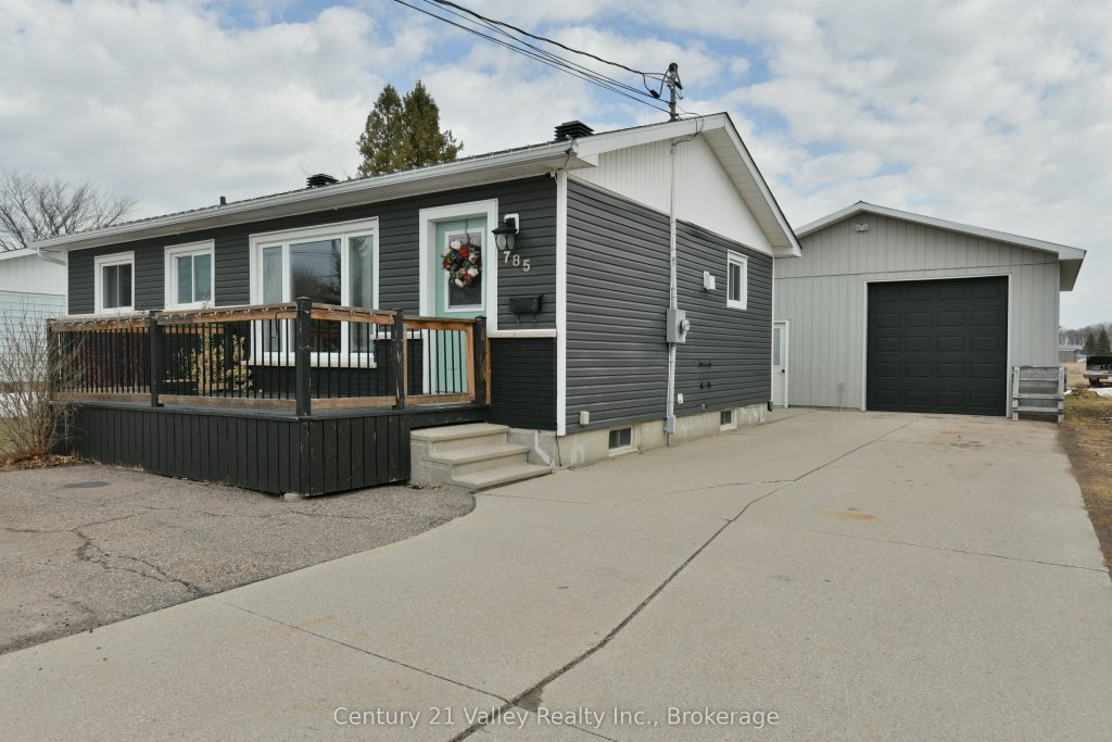 3-bedroom detached home for sale in Renfrew — 785 Eighth Street (Photo 1)